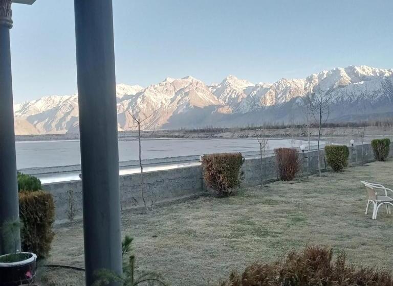 Family Room, Blangsa