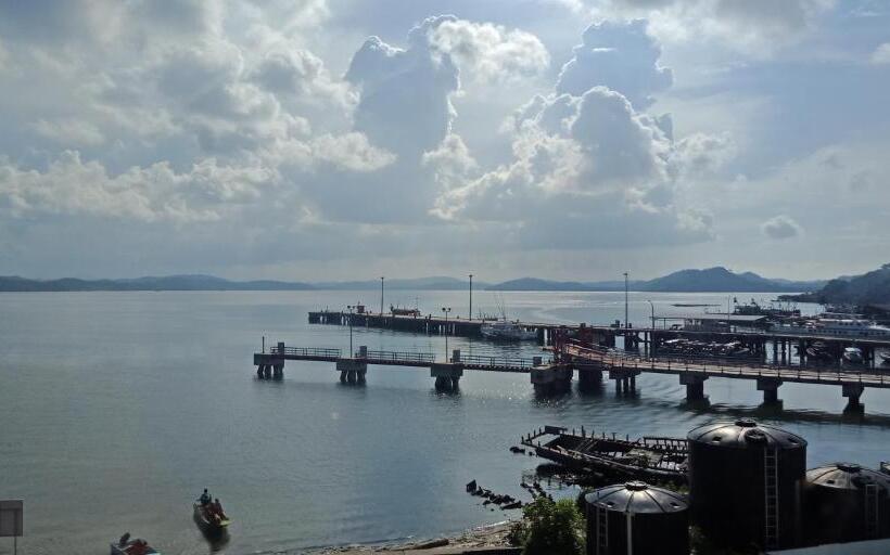 חדר משפחתי נוף לים, The Upper Deck