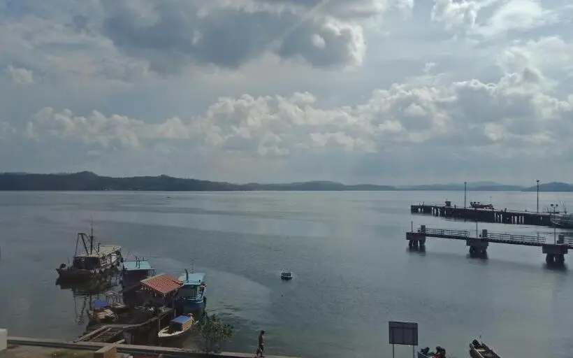 Cameră Familiară cu Vedere la Mare, The Upper Deck