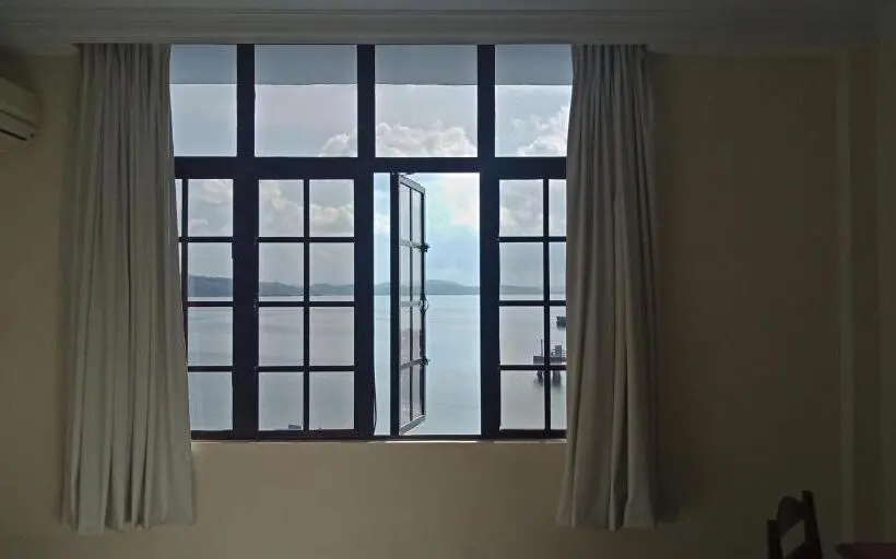Cameră Familiară cu Vedere la Mare, The Upper Deck