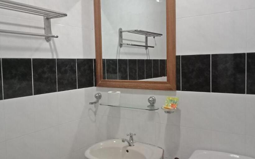 חדר משפחתי נוף לים, The Upper Deck