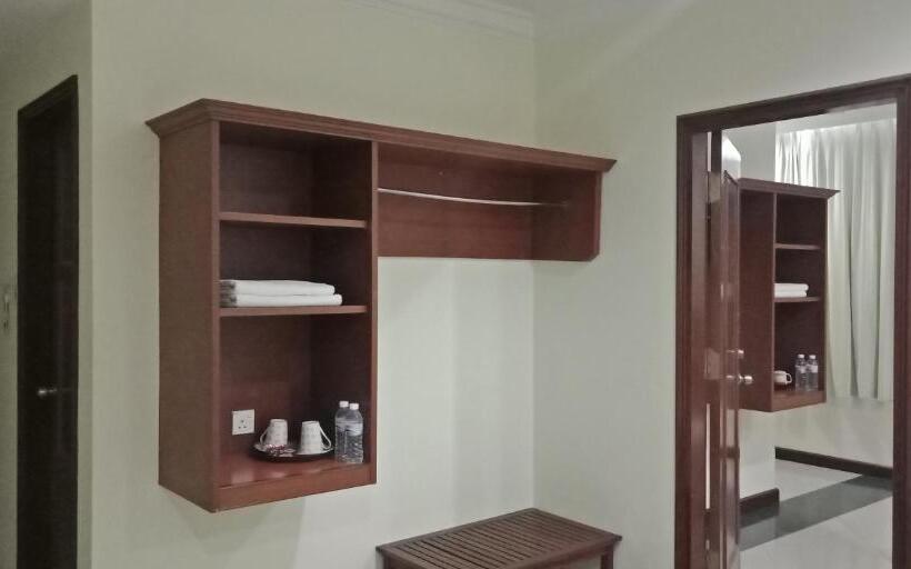 اتاق خانوادگی با چشم‌انداز دریا, The Upper Deck