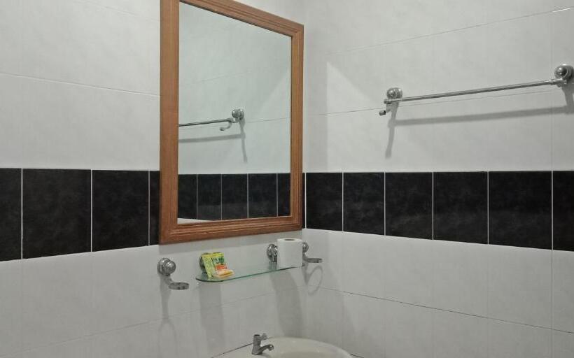 חדר משפחתי, The Upper Deck