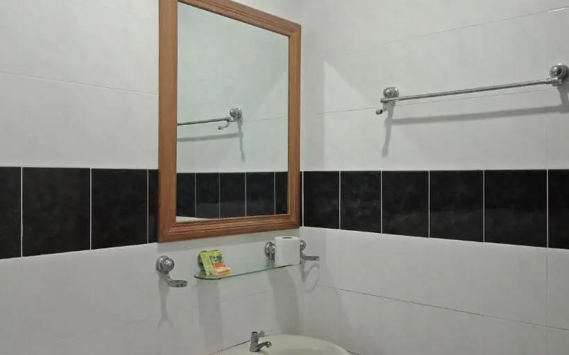 Cameră Familiară, The Upper Deck