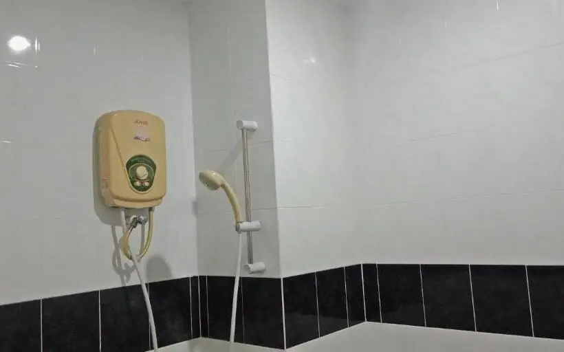 Cameră Familiară, The Upper Deck