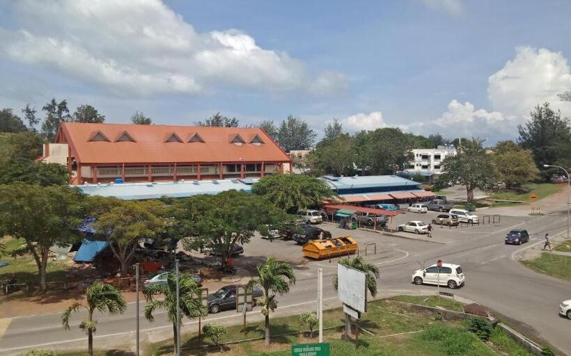 חדר משפחתי, The Upper Deck