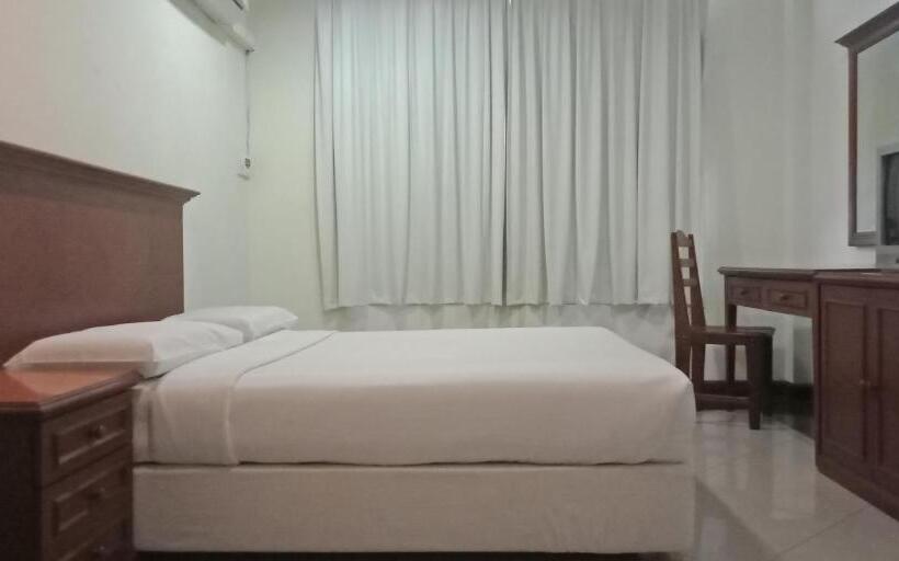 חדר משפחתי, The Upper Deck