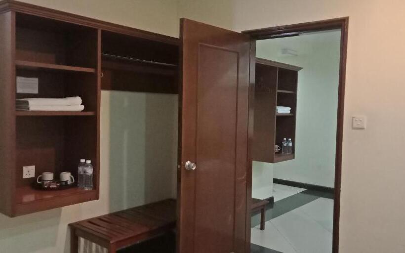 חדר משפחתי, The Upper Deck