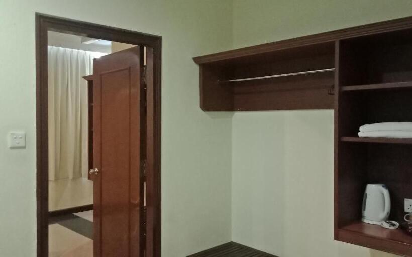 חדר משפחתי, The Upper Deck