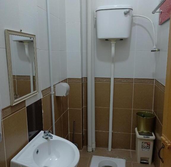 غرفة قياسية, Aban Transit House