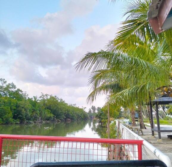 סוויטת 3 חדרי שינה, Airport Kota Bharu Roomstay & Riverside Homestay