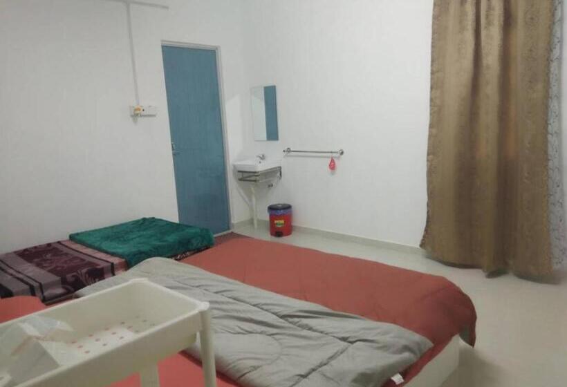 اتاق ساده سه‌ نفره, Airport Kota Bharu Roomstay & Riverside Homestay