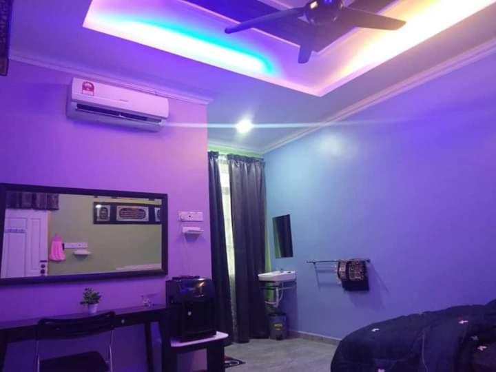 חדר סטנדרט לשלושה עם מרפסת, Airport Kota Bharu Roomstay & Riverside Homestay