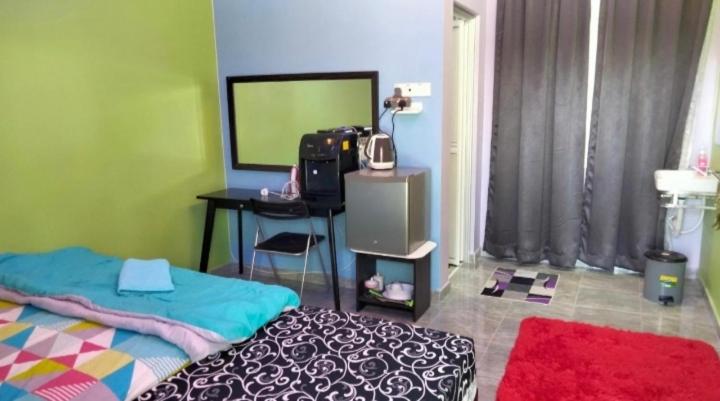 غرفة قياسية ثلاثية مزودة بشرفة, Airport Kota Bharu Roomstay & Riverside Homestay