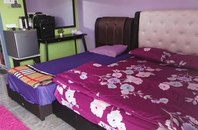 اتاق استاندارد سه تخته با بالکن, Airport Kota Bharu Roomstay & Riverside Homestay