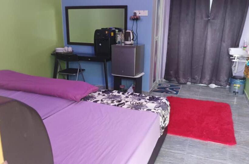 غرفة قياسية ثلاثية مزودة بشرفة, Airport Kota Bharu Roomstay & Riverside Homestay