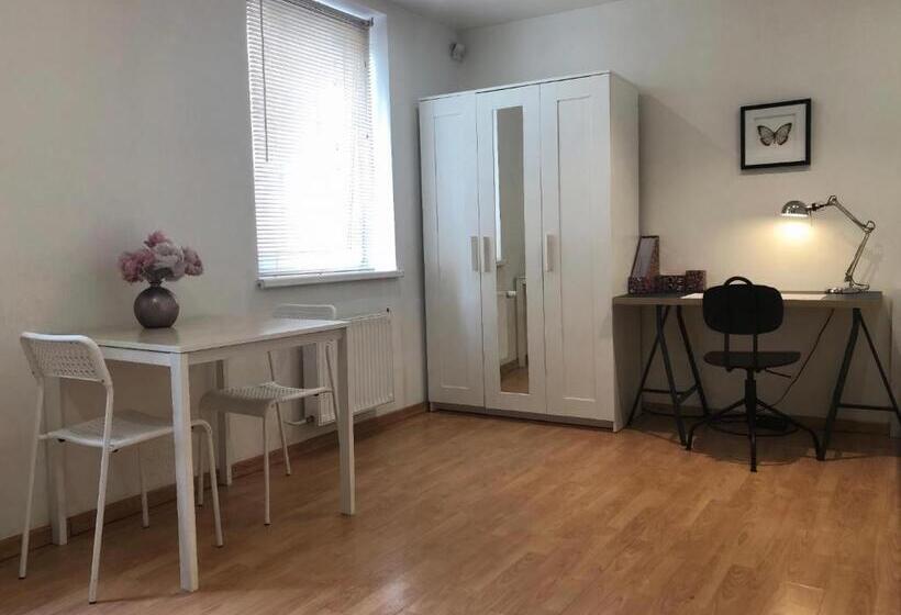 استودیوی استاندارد, Chaka Apartments