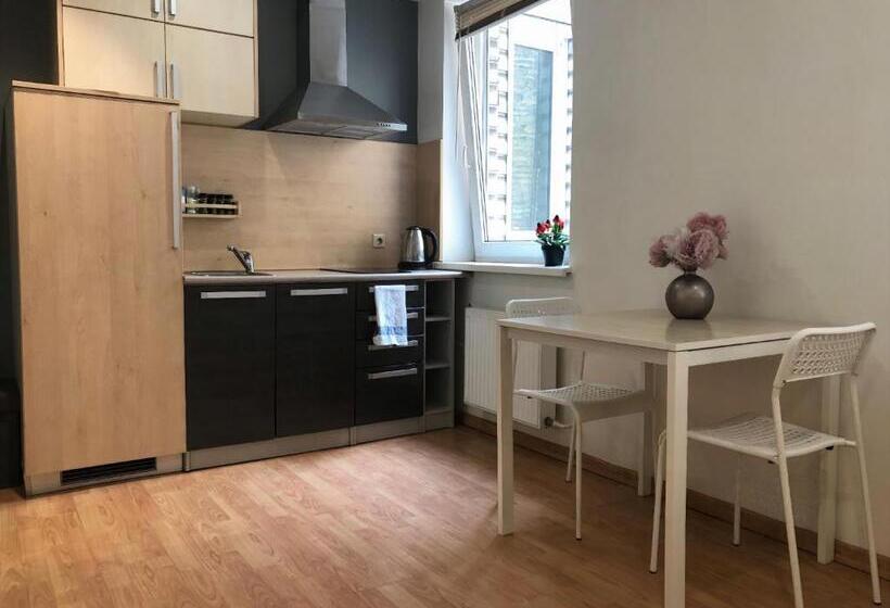 استودیوی استاندارد, Chaka Apartments