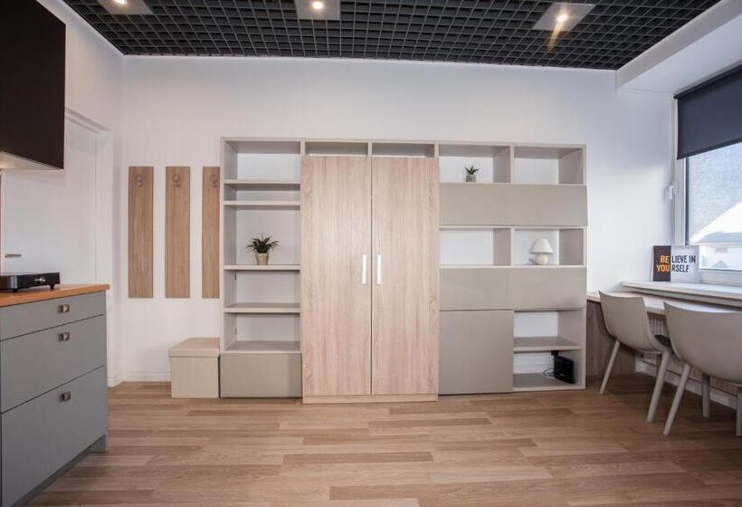 استودیوی استاندارد, Chaka Apartments