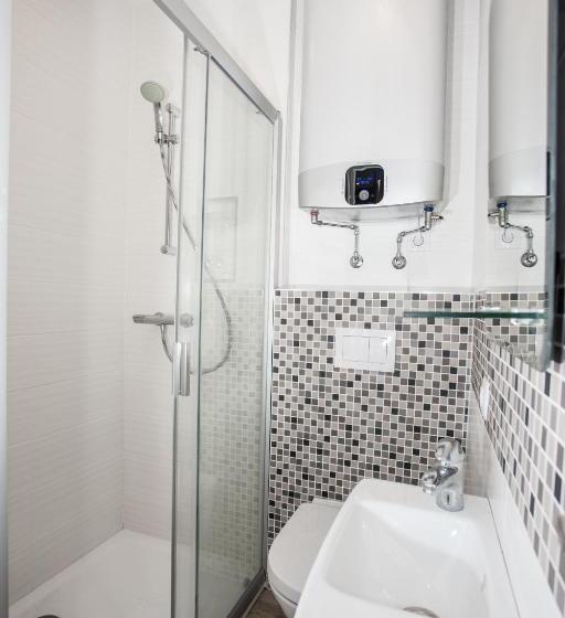 استودیوی استاندارد, Chaka Apartments