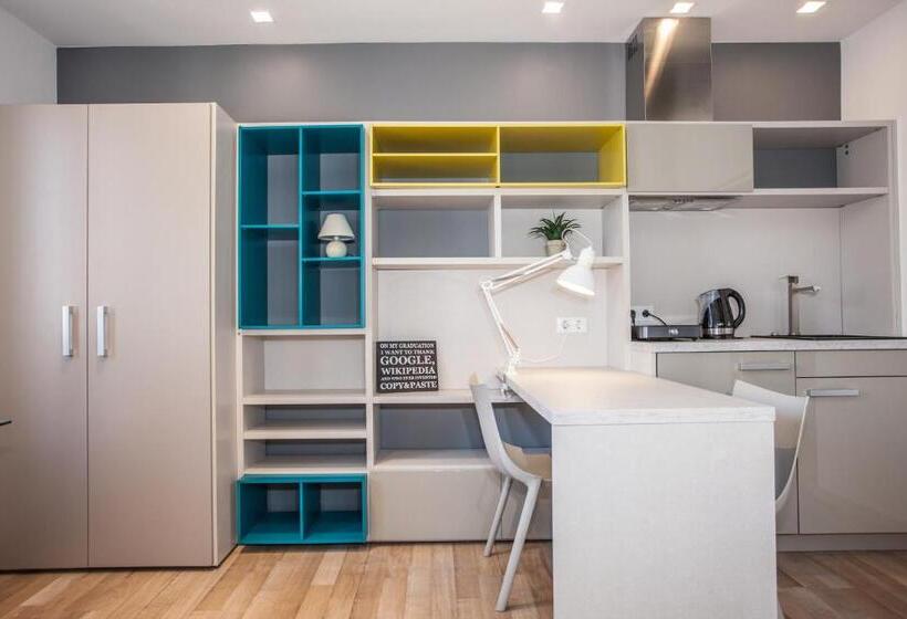 استودیوی استاندارد, Chaka Apartments