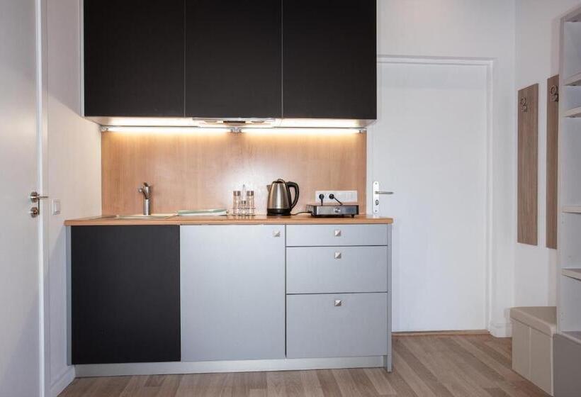 استودیوی استاندارد, Chaka Apartments