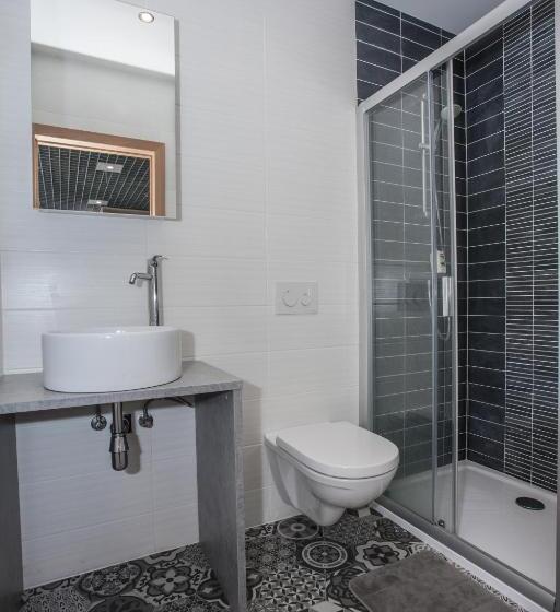 استودیوی لوکس, Chaka Apartments