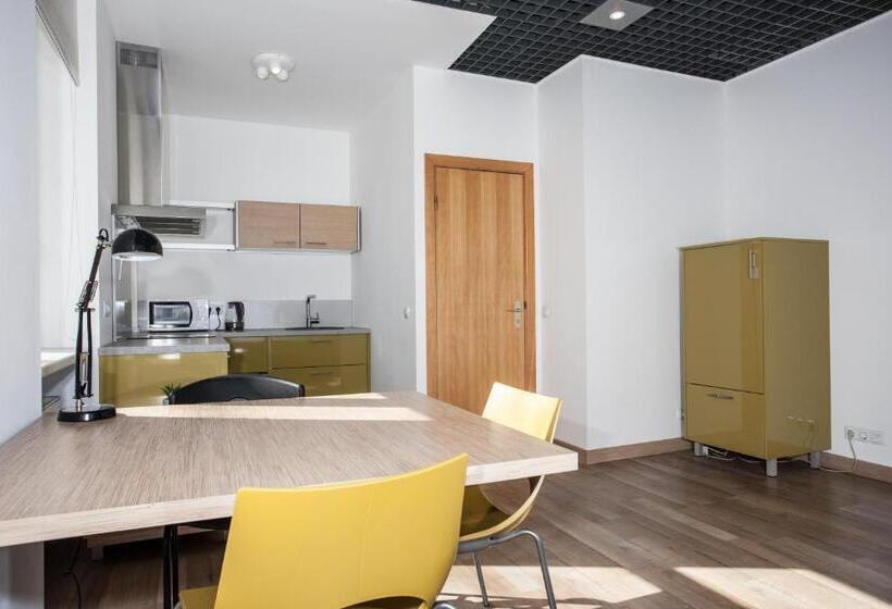 استودیوی لوکس, Chaka Apartments