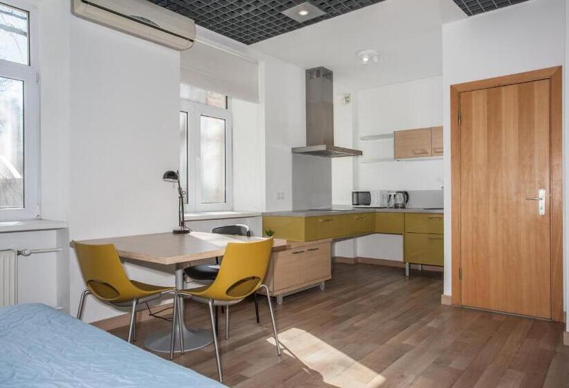 استودیوی لوکس, Chaka Apartments