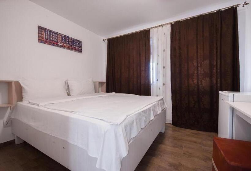 غرفة قياسية مزوَّدة بشُرفة, Casa 4 Odăi