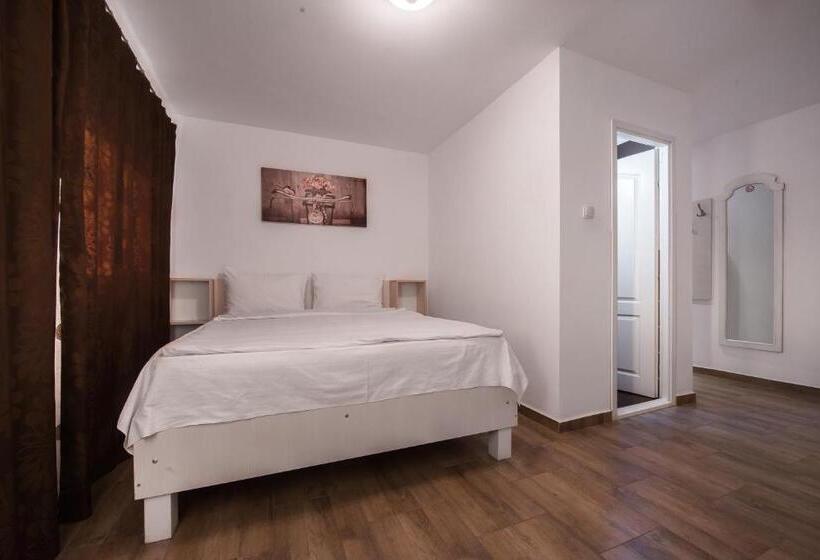 Трехместный Номер Стандарт с Балконом, Casa 4 Odăi