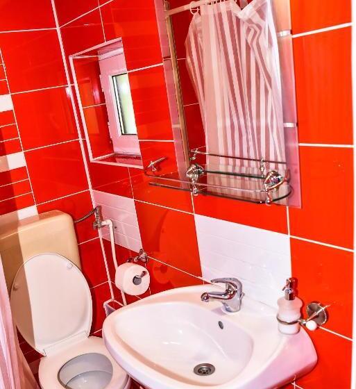 ‫فيلا غرفة نوم واحدة, Pensiunea La Mamaie