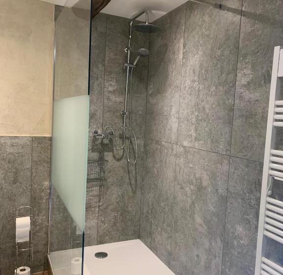 جناح مطلّ علي الجبل, Quinte Et Sens