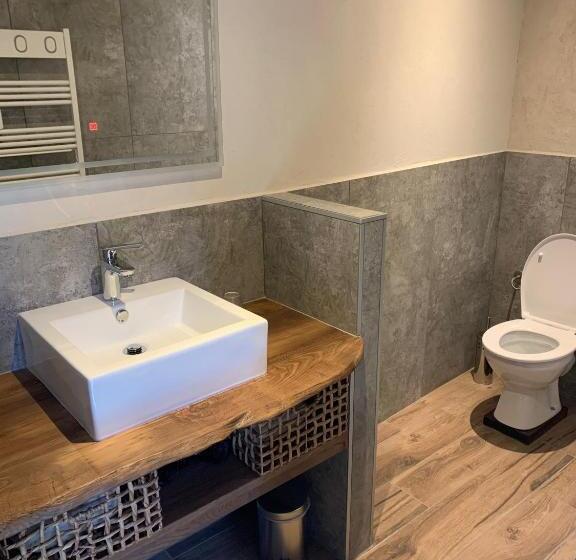 جناح مطلّ علي الجبل, Quinte Et Sens