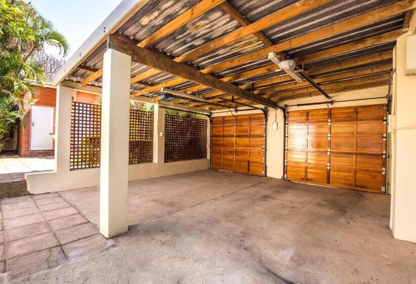 غرفة عائلية, Coweys Corner