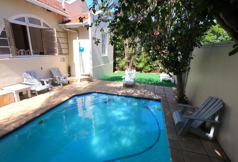 家庭间, Coweys Corner