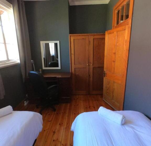 غرفة عائلية, Coweys Corner