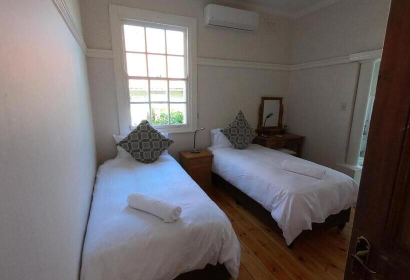 غرفة عائلية, Coweys Corner