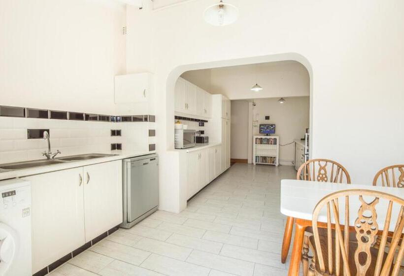 غرفة عائلية, Coweys Corner