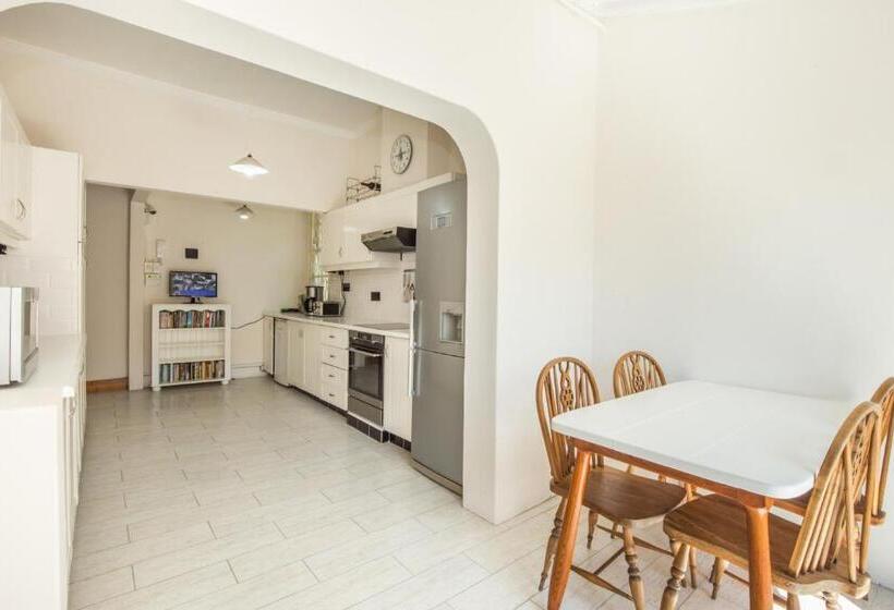 غرفة عائلية, Coweys Corner