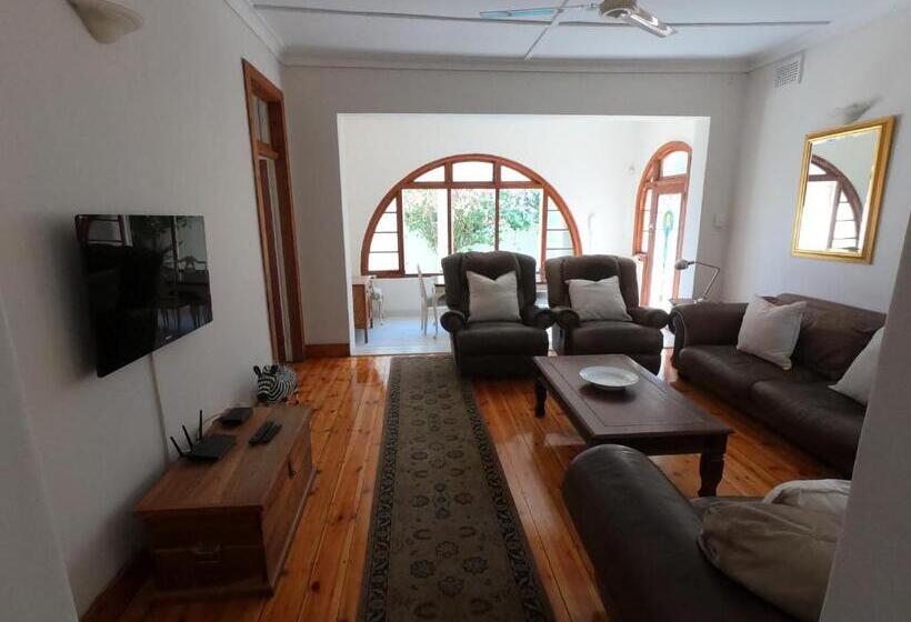 家庭间, Coweys Corner