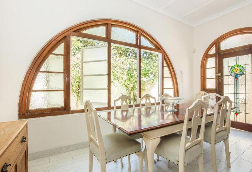 غرفة عائلية, Coweys Corner