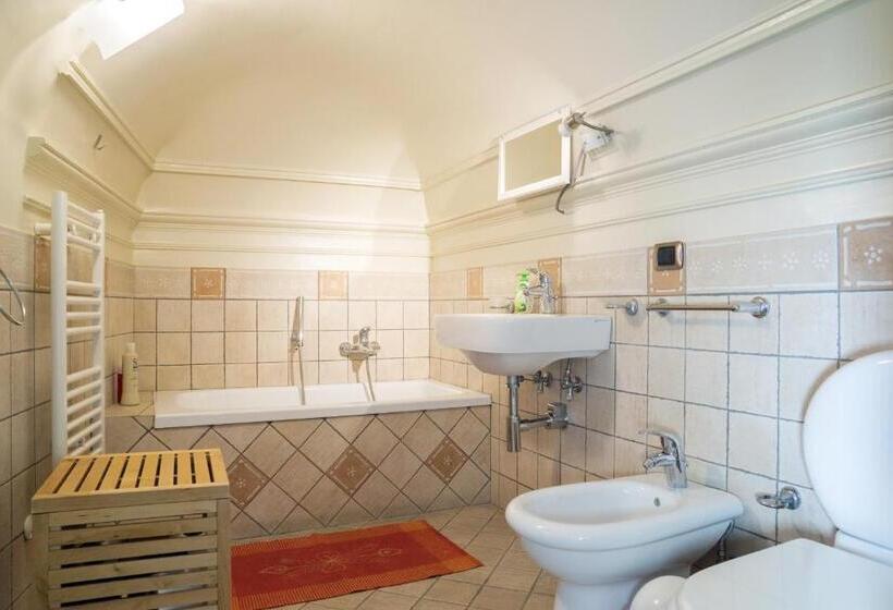 اتاق استاندارد سه نفره, Rossocorallo B&b