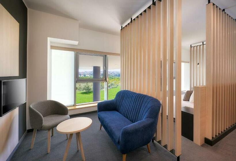 סוויטה דלוקס, Salona Palace