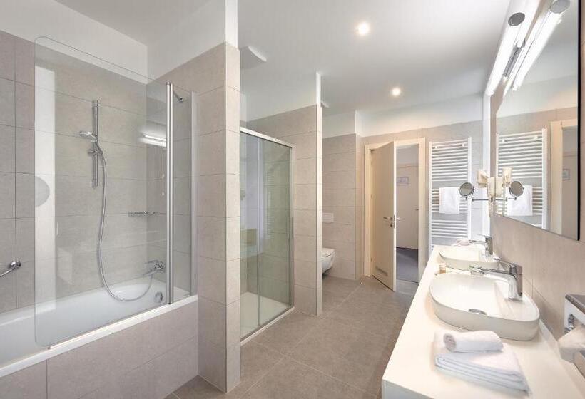 סוויטה עם מרפסת, Salona Palace