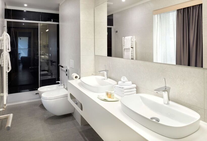 סוויטה דלוקס, Salona Palace