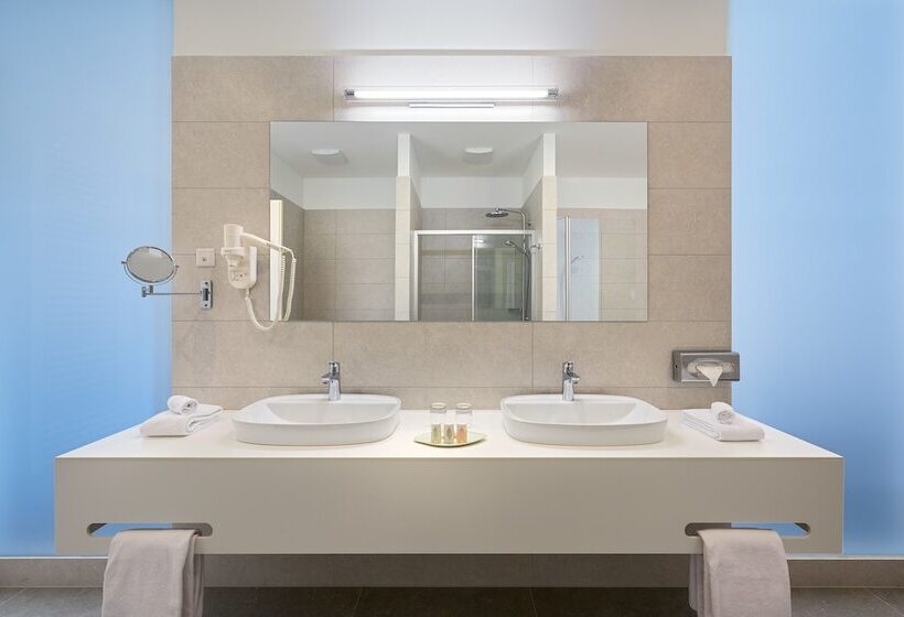 סוויטה דלוקס, Salona Palace