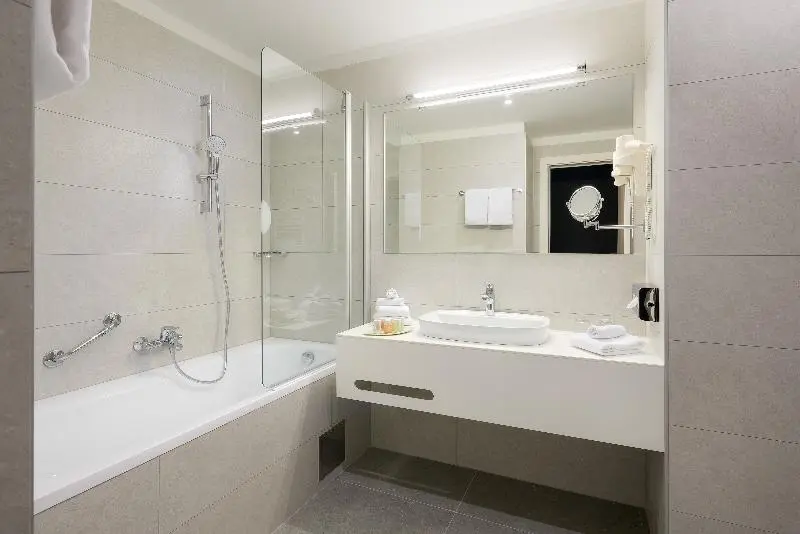 Superior Kolmen Hengen Huone, Salona Palace