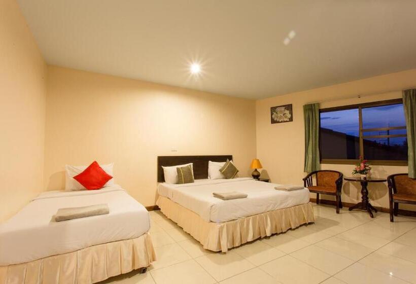 חדר סטנדרט לשלושה עם מרפסת, Surin Sunset Hotel   Sha