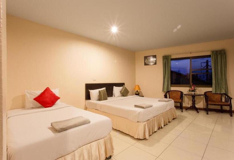 חדר סטנדרט לשלושה עם מרפסת, Surin Sunset Hotel   Sha